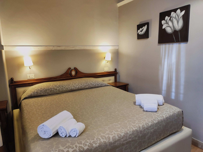 Bedroom 2, La Collegiata Guest House, Catania