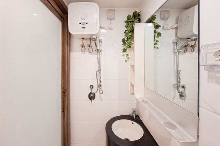 Bathroom 5, Basic Look Studio at Apartment Sky House BSD near AEON By Travelio, Tangerang Selatan
