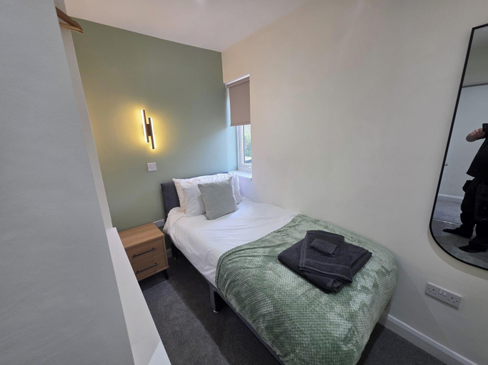 Room 2, House - Sleeps 4 - Parking - Garden - City Centre, Leeds