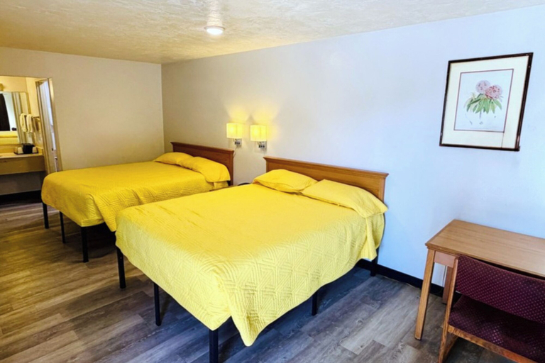 Bedroom 5, Beaverton Budget Inn, Washington