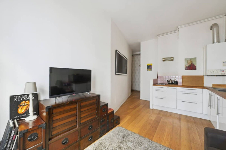 Living area 2, Charming Studio-montmartre-bail Mobility, Paris