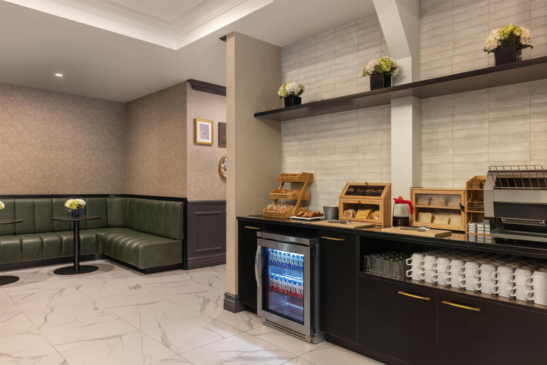 Food & Drinks 5, Hotel Vallea Bromont, Tapestry Collection by Hilton, La Haute-Yamaska