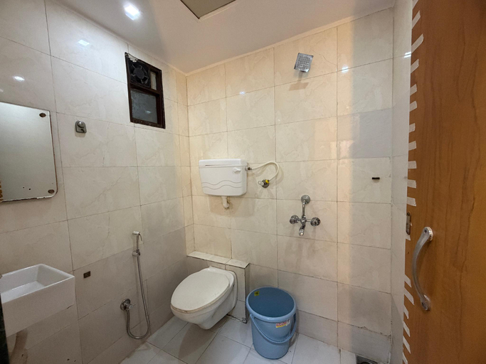 Bathroom 4, The Mumbai Inn, Mumbai Suburban