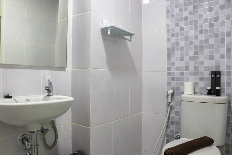 Bathroom 4, Cozy Living Studio Apartment At High Floor Tokyo Riverside Pik 2, Tangerang