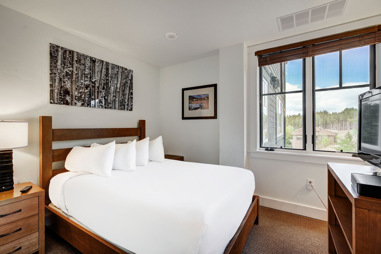 Room 2, Spacious 4 Bedroom  Steps From Winter Activities Condo by RedAwning, Summit