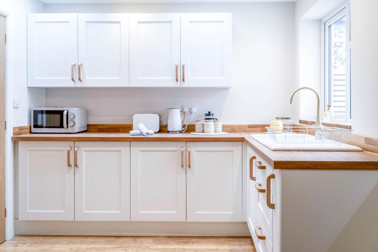 Private kitchen 2, Seascape Retreat - 3 Bedroom Flat - Porthcawl, Bridgend