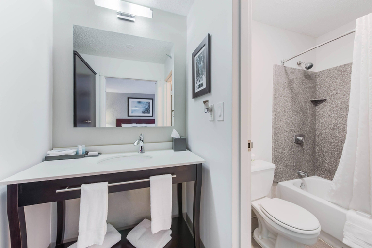 Bathroom 4, The Blu Hotel Blue Ash Cincinnati, an Ascend Collection Hotel, Cincinnati