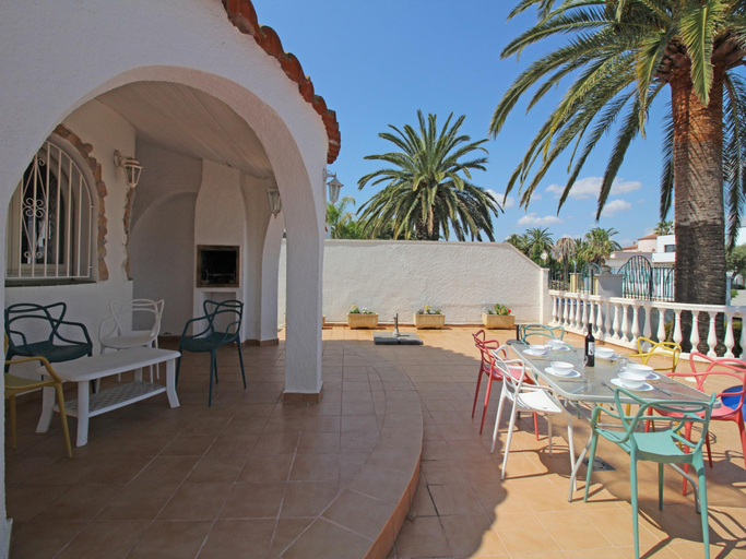 5, Elegant Family Villa with Pool, Mooring, Girona