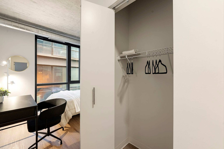 Room 5, 3 Bed 3 Bath High Rise With Gym Amenities, Cook