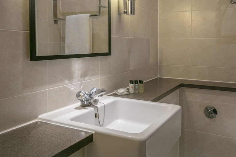 Bathroom 5, Stratford Manor Hotel, Warwickshire