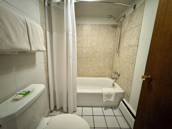 Bathroom 3, Fairview Inn, Division No. 19