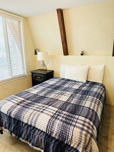 Room 5, Tahoe Chalet 4 Bedroom Cabin by RedAwning, El Dorado