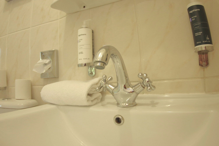 Bathroom 4, Hotel Regyn's Montmartre, Paris