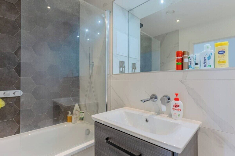 Exterior 2, Stylish 2 Bed Flat in Battersea - Private Balcony, London