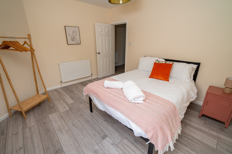Room 2, Family & Group Stay 5-bed Home, Parking, Swansea