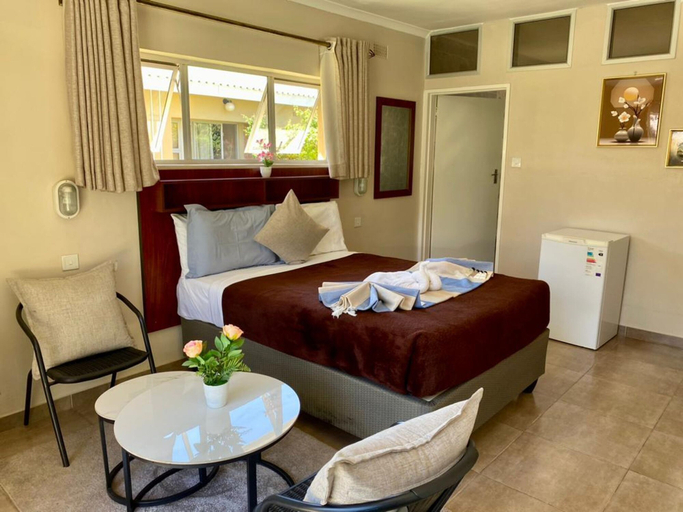 Room 3, Poolside Executive Suite Near Airport - 2322, Harare