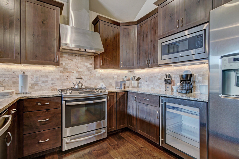 Private kitchen 5, Luxury Home - Sleeps 10 - Fireplace & Mountain View 3 Bedroom Condo, Summit