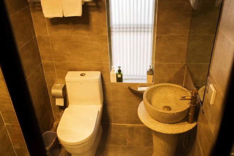 Bathroom 4, Lijiang Shangqingyuan Inn, Lijiang