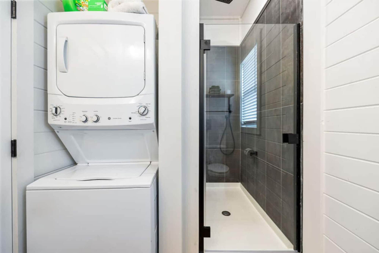 Room 2, Luxury Cabin Lake Views EV Charger Game Room, Jefferson