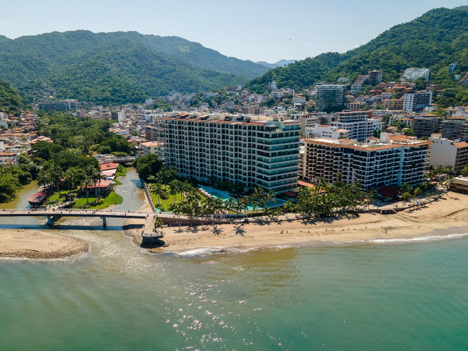 Room 4, Ocean Front Amazing Views and Location Sleeps 8, Puerto Vallarta