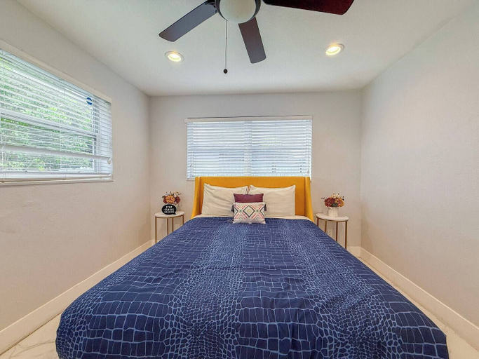 Room 3, Modern Escape Chef s Kitchen Private Yard, Broward