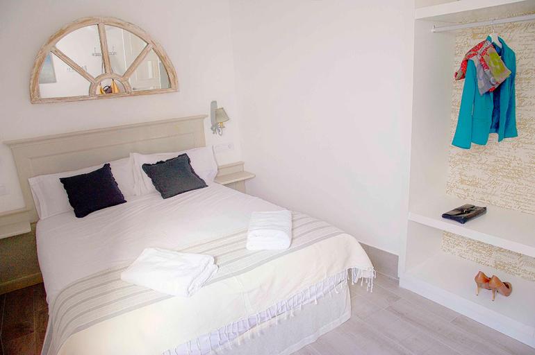 Bedroom 3, Overland Suites Catedral Luxury Apartments, Sevilla