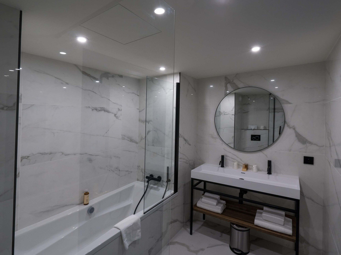 Bathroom 5, Hôtel Mercure Chantilly Resort & Conventions, Oise