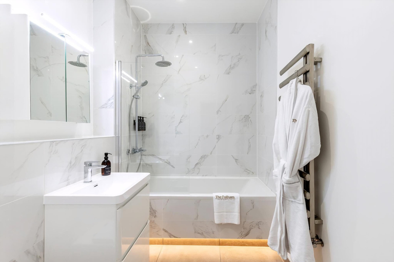 Bathroom 4, Chic Chelsea Retreat Bright Space Balcony Bliss, London