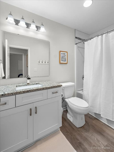 Room 4, King bed Crystal Lake Mchenry Cary Cozy, McHenry