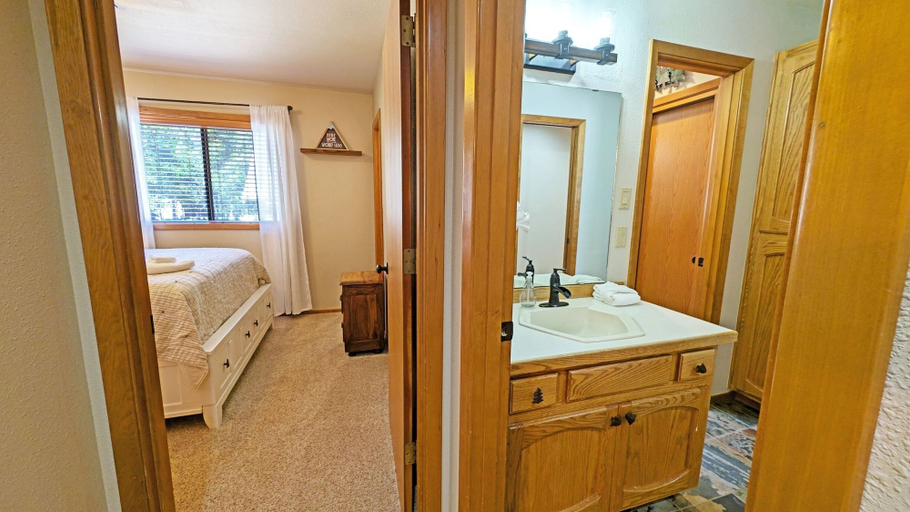 Room 5, Big Leaf 4 3 Bedroom Home, Deschutes