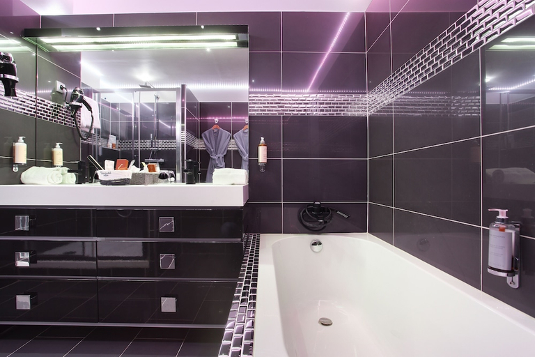 Bathroom 4, Hôtel De France, Bouches-du-Rhône