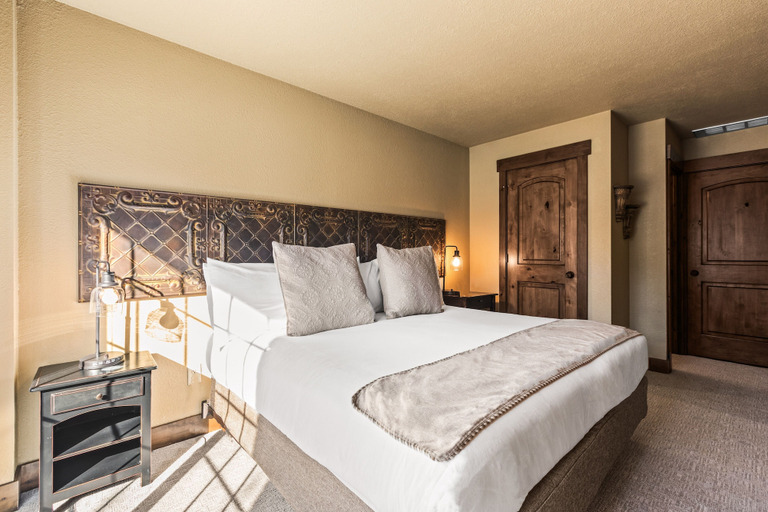 Room 2, Copperbottom Inn 101 1 Bedroom Condo, Summit