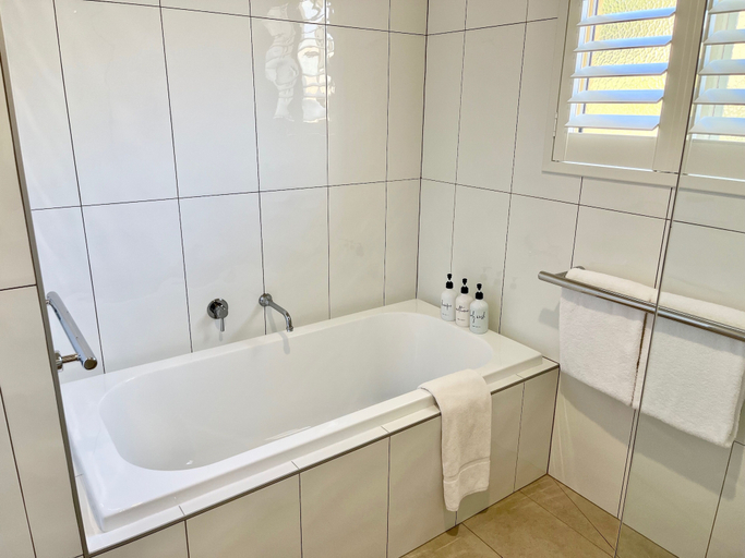 Bathroom 4, Daysy Hill Country Cottages, Corangamite - South