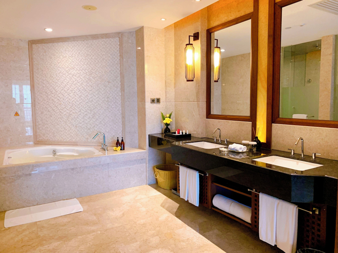 Bathroom 5, Crowne Plaza Danang by IHG, Da Nang