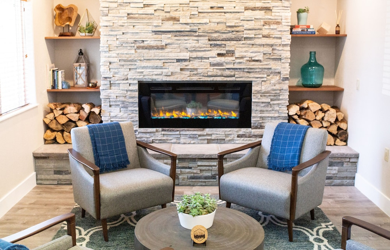 Public Area, Inn at Mount Shasta, Siskiyou