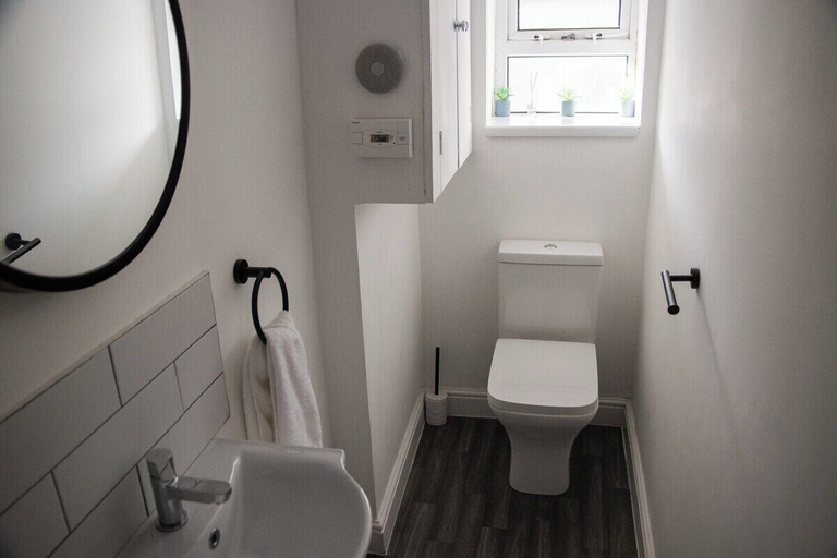 Bathroom 3, City Centre 6-bed Swansea Getaway, Swansea