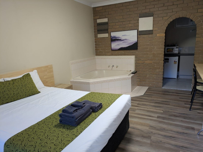 Bedroom 3, Albury Classic Motor Inn, Albury