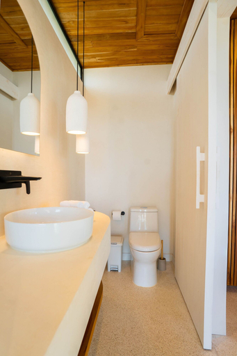 Room 3, Chic 1BR Escape Breathtaking Balcony Views, Puntarenas