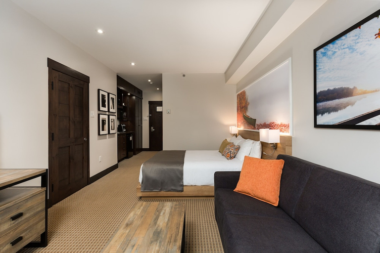 Bedroom 2, Ermitage du Lac Hotel, Les Laurentides