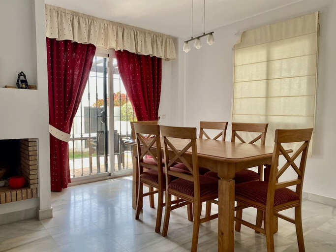 Room 5, House Pauline 3 bed Poolside Private Garden M-5, Málaga