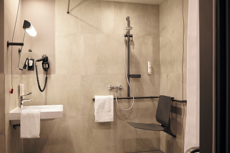 Bathroom 5, Candlewood Suites Dusseldorf Airport by IHG, Düsseldorf