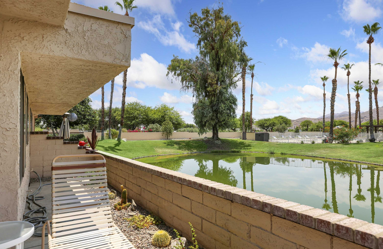 Room 5, Spacious Single-story Condo With Golf Course Views, Riverside