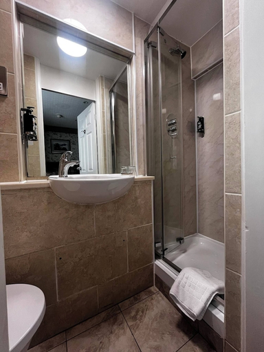 Bathroom 4, The Royal Victoria Hotel, Gwynedd
