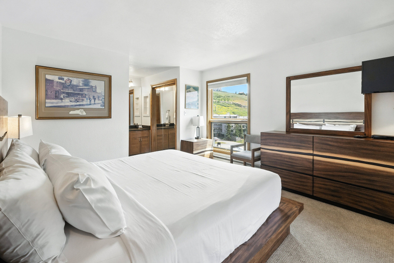 Room 3, Recently Updated Plaza 3 Bedroom Condo - No Cleaning Fee! by RedAwning, Gunnison