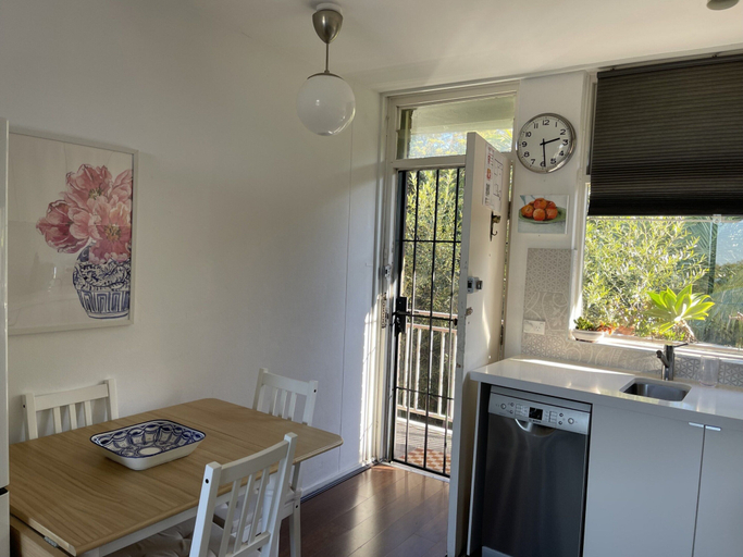 Dining, Treetop Retreat Five Minute Stroll To The Beach, Sydney