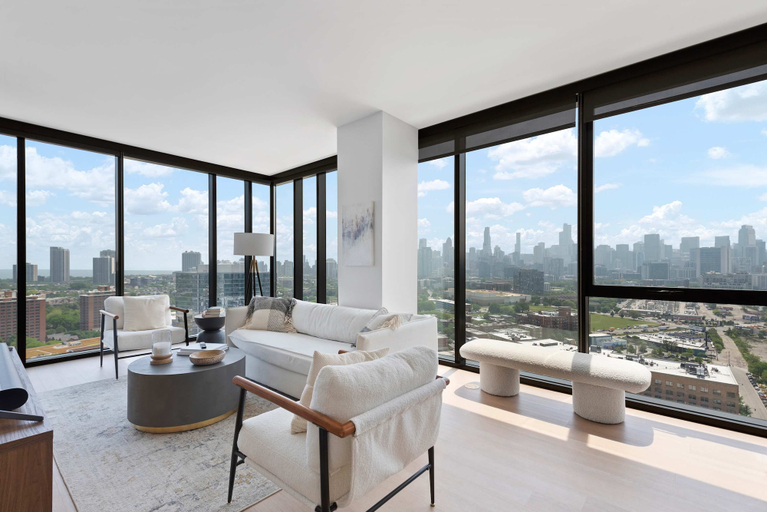 Room 2, Lincoln Park Haven Balcony Walk to Whole Foods, Cook