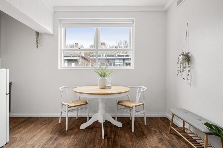 Dining 3, Charming 1-bed With Fireplace by the Beach, Melbourne