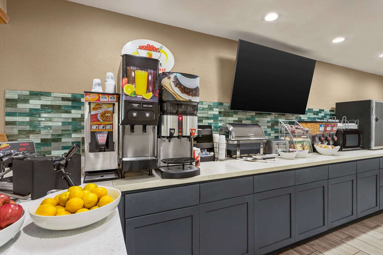 Food & Drinks 5, Super 8 by Wyndham Ankeny/Des Moines Area, Polk