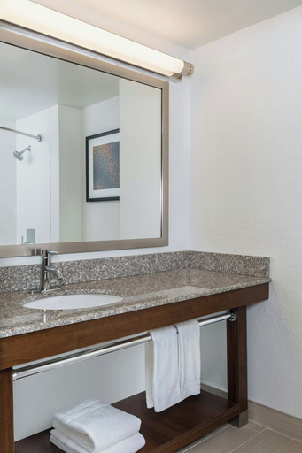 Bathroom 3, Royle Hotel Milwaukee Airport, Milwaukee