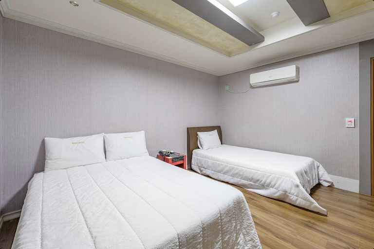 Bedroom 4, Yeosu Hotel Manhattan, Yeosu